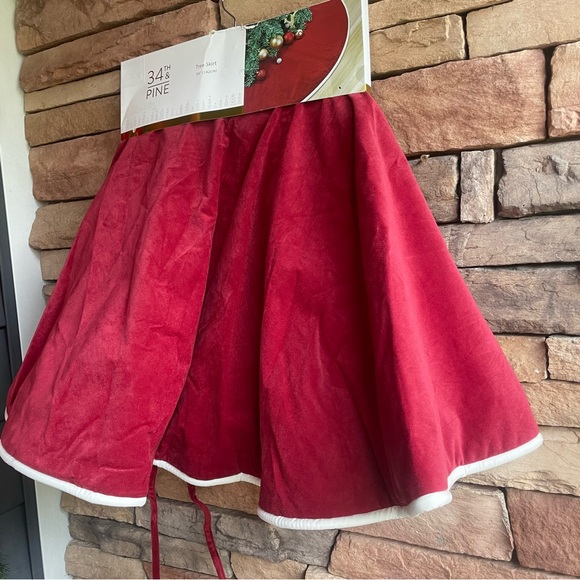 34th & Pine red white trim Christmas tree skirt NWT - Picture 7 of 10